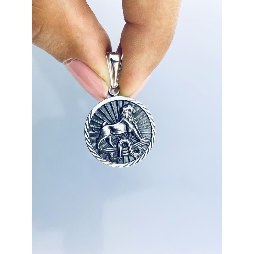 Srebrna zawieszka wisiorek znak zodiaku lew