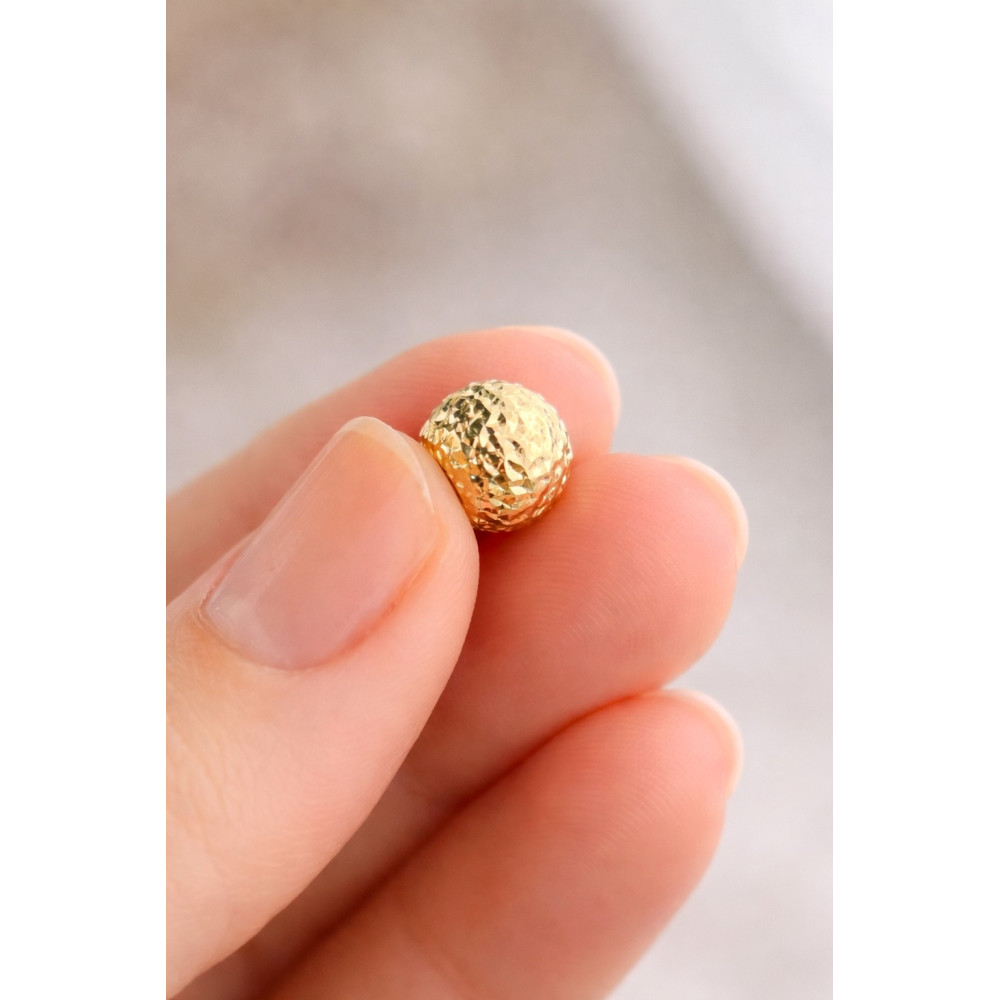 Złota zawieszka charms kulka frezowana